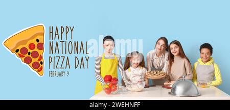 Femme et petits enfants cuisinant pizza sur fond bleu clair. Bannière pour la Journée nationale de la pizza Banque D'Images