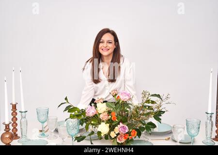 Gros plan sur les mains de femme méconnaissable, que la mise en place de la table pour le dîner dans un restaurant d'élégance urbaine. Banque D'Images