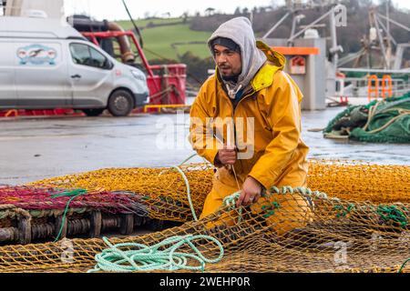 Pêcheurs réparant des filets à Union Hall, West Cork, Irlande. Banque D'Images