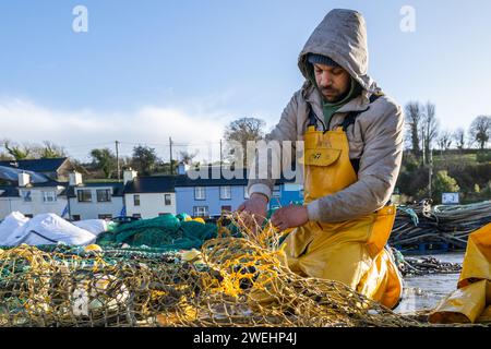 Pêcheurs réparant des filets à Union Hall, West Cork, Irlande. Banque D'Images