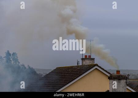 Fumée s'élevant d'une cheminée de maison en Irlande Banque D'Images