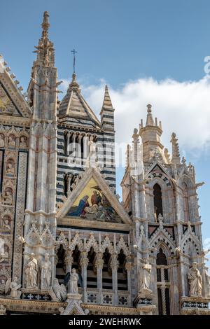 Sienne, Italie - 26 juillet 2023 Front de la cathédrale de Sienne - Sienne, Toscane, Italie Banque D'Images