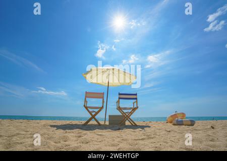 Chaise et parasol parfaitement placés sur une plage sereine invite à la détente, capturant l'essence de la sérénité balnéaire et la promesse d'une esca paisible Banque D'Images