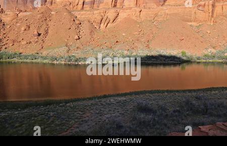 Un bateau de pêche sur le fleuve Colorado dans la moitié nord de Horseshoe Bend. Situé juste à l'extérieur de page, Arizona. Banque D'Images