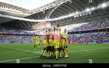 AL WAKRAH, QATAR - 25 JANVIER : Arif Aiman Hanapi, de Malaisie, célèbre avec ses coéquipiers après avoir marqué un but lors du match du groupe E de la coupe d'Asie de l'AFC Banque D'Images