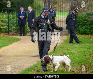 Les policiers et les chiens effectuent des contrôles de sécurité avant que les royaux assistent au service du matin de Noël à St Magdalene, Sandringham, Norfolk Banque D'Images