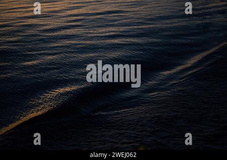 Gros plan image minimale des vagues dans l'eau bleu foncé du lac. Banque D'Images