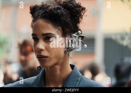 Détails de la mode à l'extérieur ANNAKIKI show pendant la Fashion week de Milan vêtements pour femmes Printemps / été 2024. Banque D'Images