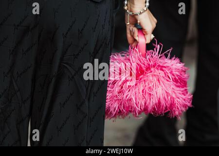 Détails de la mode à l'extérieur ANNAKIKI show pendant la Fashion week de Milan vêtements pour femmes Printemps / été 2024. Banque D'Images