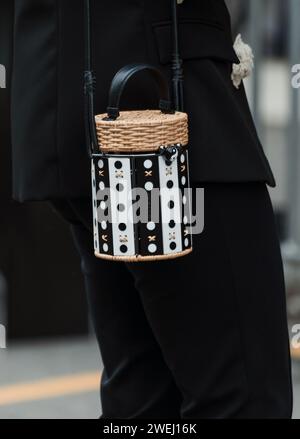 Détails de la mode à l'extérieur ANNAKIKI show pendant la Fashion week de Milan vêtements pour femmes Printemps / été 2024. Banque D'Images