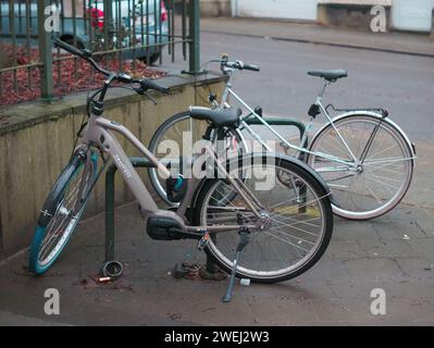 Bruxelles, Belgique 25 janvier 2024. Vélos en Belgique. Véhicules à deux roues dans les rues de Bruxelles. 2 vélos sécurisés avec des dispositifs antivol. Banque D'Images