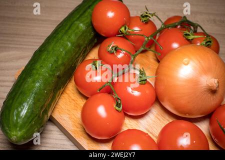 Salade de tomates, concombres et oignons. Aliments végétaliens ou diététiques. Banque D'Images