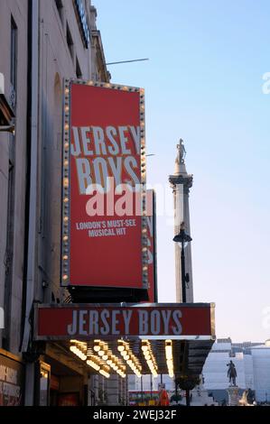 Panneau d'affichage pour la comédie musicale à succès Jersey Boys au Trafalgar Theatre avec Nelson's Column en arrière-plan, West End / Theatreland, Londres, Angleterre, Royaume-Uni Banque D'Images