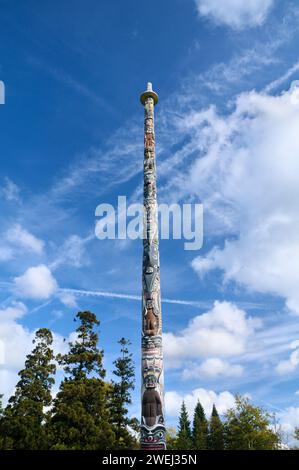 Totem taillé dans un arbre de cèdre rouge de l'Ouest dans Valley Gardens, Virginia Water, Royal Landscape, Windsor Great Park, Surrey Angleterre Royaume-Uni. Totems Banque D'Images