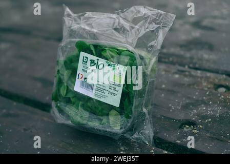 Bruxelles, Belgique. 25 janvier 2024. Salade Bio Veldsla pour une alimentation saine de la marque Boni vendue en Belgique dans le supermarché Colruyt Banque D'Images