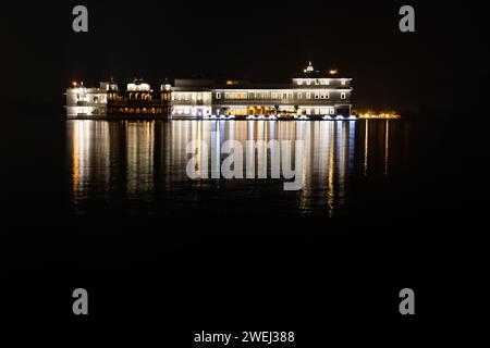 Taj Lake Palace prise de vue longue exposition avec réflexion de lumière la nuit est prise au Taj Lake Palace, lac Pichola , Udaipur, Rajasthan, Inde, Asie. Banque D'Images