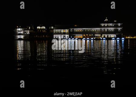 Taj Lake Palace avec la réflexion de la lumière la nuit image est prise au Taj Lake Palace, lac Pichola , Udaipur, Rajasthan, Inde, Asie. Banque D'Images