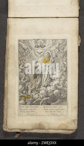 Ascension de Maria, 1590 - 1649 imprimer Maria est prise au ciel sur le croissant de lune. Christ prend sa main. Au-dessus de lui le Saint-Esprit comme pigeon et Dieu le Père. Ils sont entourés d'anges sur les nuages. Dans la marge, une légende de six lignes, en deux colonnes, en latin. L'impression fait partie d'un album. Papier gravé l'Assomption de Marie ('assumptio corporiss') : elle est portée au ciel par les anges (+ Sainte Trinité) Banque D'Images