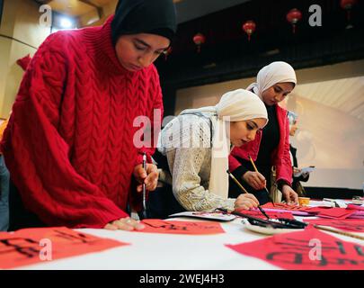 Le Caire, Égypte. 25 janvier 2024. Les étudiants égyptiens apprennent à écrire le caractère chinois 'Fu' qui signifie 'bonne fortune' lors d'un événement culturel pour le prochain Festival du Printemps chinois au Centre culturel chinois au Caire, en Égypte, le 25 janvier 2024. Crédit : Wang Dongzhen/Xinhua/Alamy Live News Banque D'Images