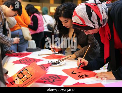 Le Caire, Égypte. 25 janvier 2024. Les étudiants égyptiens apprennent à écrire le caractère chinois 'Fu' qui signifie 'bonne fortune' lors d'un événement culturel pour le prochain Festival du Printemps chinois au Centre culturel chinois au Caire, en Égypte, le 25 janvier 2024. Crédit : Wang Dongzhen/Xinhua/Alamy Live News Banque D'Images