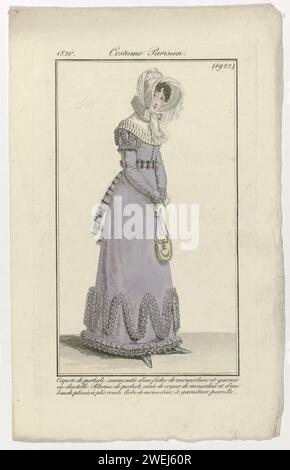 Journal des dames et de la mode, costume parisien, 20 août 1820, (1922) : capuche PERKAL (...), 1820 Femme debout avec une 'capote' de coton batiste (percale) sur la tête sur laquelle une mousseline fichu décorée de dentelle. Elle porte une pèlerine de coton batist (percale) ornée de « coques » de Musseline et une bande plissée à plis ronds. Robe mousseline avec la même garniture. Autres accessoires : ceinture à carreaux, sac, chaussures plates. Le tirage fait partie du magazine de mode Journal des Dames et des modes, édité par Pierre de la Mésangère, Paris, 1797-1839. gravure sur papier mode pla Banque D'Images