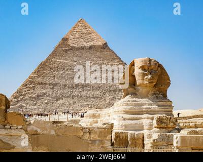 Le Grand Sphinx de Gizeh, statue calcaire d'un sphinx couché, plateau de Gizeh, Cisjordanie du Nil, le Caire, Égypte. Banque D'Images