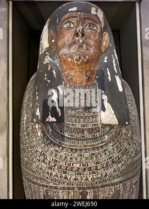 Vue des restes d'un ancien sarcophage égyptien exposé au Musée égyptien, fleuve Nil, le Caire, Egypte. Banque D'Images