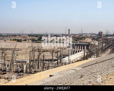 Pylônes électriques à la centrale électrique du barrage d'Assouan le long du Nil, Égypte. Banque D'Images