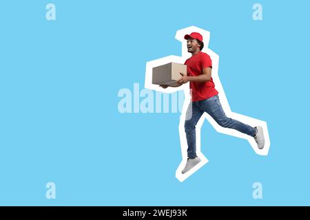 Courrier surpris avec colis fonctionnant sur fond bleu clair, espace pour le texte Banque D'Images