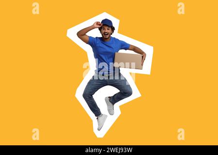 Courrier surpris avec colis sautant sur fond orange Banque D'Images