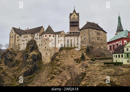 Le château de Loket, un château gothique du 12e siècle situé dans la région de Karlovy Vary en République tchèque Banque D'Images