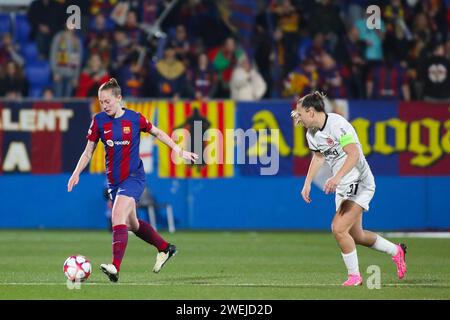 Barcelone, Espagne. 25 janvier 2024. Keira Walsh (21 FC Barcelone) contrôle le ballon tout en recevant la pression de Tanja Pawollek (31 Eintracht Francfort) lors du match de Ligue des champions féminine de l'UEFA entre Barcelone et Eintracht Francfort à l'Estadi Johan Cruyff à Barcelone, Espagne (Alexander Canillas/SPP) crédit : SPP Sport Press photo. /Alamy Live News Banque D'Images