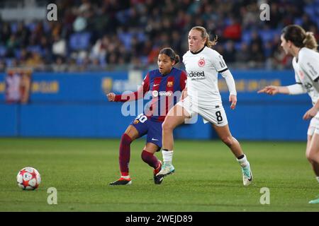 Barcelone, Espagne. 25 janvier 2024. Vicky López (30 FC Barcelone) fait une passe sous la pression de Lisanne Gräwe (8 Eintracht Francfort) lors du match de Ligue des champions féminine de l'UEFA entre Barcelone et Eintracht Francfort à l'Estadi Johan Cruyff à Barcelone, Espagne (Alexander Canillas/SPP) crédit : SPP Sport Press photo. /Alamy Live News Banque D'Images