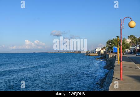 Promenade surplombant la mer Méditerranée à Chypre Banque D'Images