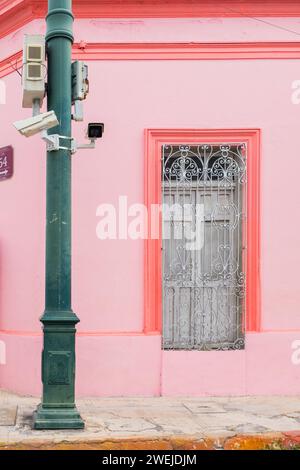 Caméras de surveillance dans une rue du centre-ville de Merida au Mexique Banque D'Images