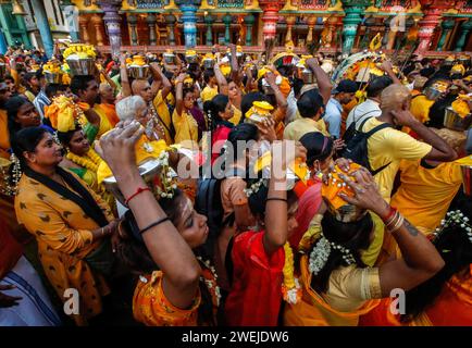 Kuala Lumpur, Malaisie. 25 janvier 2024. Les dévots hindous portant des pots de lait sur leurs têtes comme offrandes alors qu'ils font leur chemin vers le temple des grottes de Batu pendant le festival Thaipusam dans les grottes de Batu à la périphérie de Kuala Lumpur Thaipusam est un festival hindou annuel célébré par les dévots hindous en l'honneur du Seigneur dieu hindou Murugan le jour de la pleine lune dans le mois de «Thai». Les dévots cherchent des bénédictions et font des vœux lorsque leurs prières sont exaucées. Crédit : SOPA Images Limited/Alamy Live News Banque D'Images