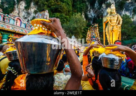 Kuala Lumpur, Malaisie. 25 janvier 2024. Les dévots hindous portant des pots de lait sur leurs têtes comme offrandes alors qu'ils font leur chemin vers le temple des grottes de Batu pendant le festival Thaipusam dans les grottes de Batu à la périphérie de Kuala Lumpur Thaipusam est un festival hindou annuel célébré par les dévots hindous en l'honneur du Seigneur dieu hindou Murugan le jour de la pleine lune dans le mois de «Thai». Les dévots cherchent des bénédictions et font des vœux lorsque leurs prières sont exaucées. (Photo de Wong Fok Loy/SOPA Images/Sipa USA) crédit : SIPA USA/Alamy Live News Banque D'Images