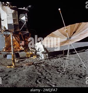 L'astronaute américain Charles Conrad Jr., commandant de la mission d'atterrissage lunaire Apollo 12, debout au module Equipment Stowage Assembly on Lunar module suite à la première activité extravéhiculaire d'Apollo 12 sur la surface lunaire, NASA, 19 novembre 1969 Banque D'Images