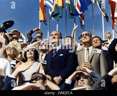 Le vice-président américain Spiro Agnew [au centre à droite] et l'ancien président américain Lyndon Johnson (au centre à gauche] parmi le décollage d'Apollo 11, première mission d'atterrissage lunaire habité, depuis le site d'observation VIP, Kennedy Space Center, Merritt Island, Floride, États-Unis, NASA, 16 juillet 1969 Banque D'Images