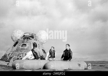 Astronautes américains James A. Lovell Jr. (Au centre), commandant, et astronaute John L. Swigert Jr. (À gauche), pilote du module de commande, à bord d'une embarcation lors des opérations de récupération d'Apollo 13, Océan Pacifique Sud, NASA, 17 avril 1970 Banque D'Images