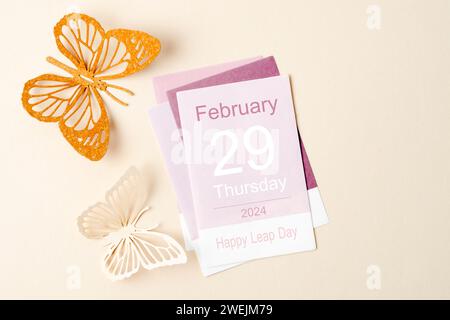 Texte Happy Leap Day ou bissextile Year. Calendrier page 29 février, mois 2024 ou 2028 et 366 jours. 29e jour de février. Banque D'Images