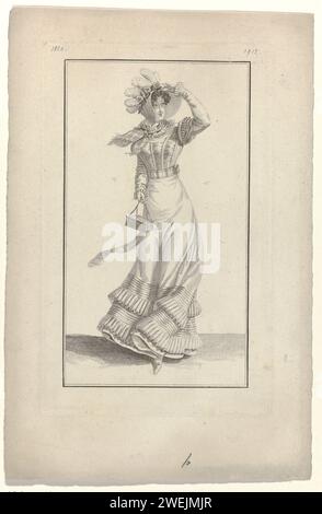 Journal des dames et de la mode, costume parisien, 10 juillet 1820 (1912), 1820 Femme aux auvents de 'paille d'Italie', ornée de fleurs et de fournitures marabo. Elle porte une commode dressist (percale), avec un corps de mousseline fumée. La jupe est décorée en bas avec des bandes de mousseline et de brakeplis. Autres accessoires : fichu à carreaux avec franges, ceinture rayée (?), réticule (sac), chaussure avec noeud. Prof pression d'un tirage du magazine de mode Journal des Dames et des modes, édité par Pierre de la Mésangère, Paris, 1797-1839. plaques de mode gravées en papier. casque (+ femmes Banque D'Images