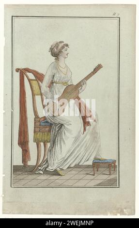 Peinture générale du goût, année 7, no. 7 (23 okt. 1798) : Jeune femme pinçant la guitare, 1798 Jeune femme assise sur une chaise, jouant de la guitare. Le pied gauche sur un repose-pieds. Elle porte une robe à manches longues, taille haute et remorquage. Dans les cheveux une bande de cheveux. Autres accessoires : collier composé de deux cordons, longue écharpe sur le dossier, chaussures plates avec nez pointus. L'estampe fait partie d'une série de 20 estampes de mode, éditées par Gide, Paris, an VII, 1797- 1799. plaques de mode gravées en papier. robe, robe (+ vêtements pour femmes). collier (+ vêtements pour femmes). vêtement pour la partie supérieure de t Banque D'Images