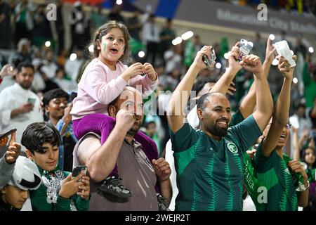 Doha, Qatar. 25 janvier 2024. Les supporters acclament l’équipe Arabie saoudite lors du match du groupe F entre l’Arabie saoudite et la Thaïlande à la coupe d’Asie AFC Qatar 2023 à Doha, Qatar, le 25 janvier 2024. Crédit : Sun Fanyue/Xinhua/Alamy Live News Banque D'Images