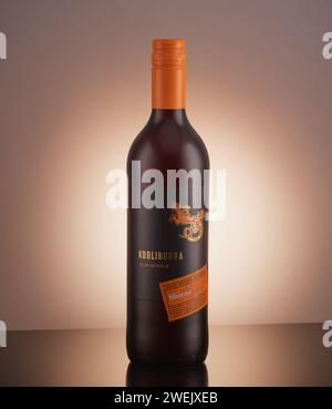 Mansfield, Nottingham, Royaume-Uni, 20 janvier 2024 : image de produit studio d'une bouteille de vin Kooliburra Shiraz. Banque D'Images