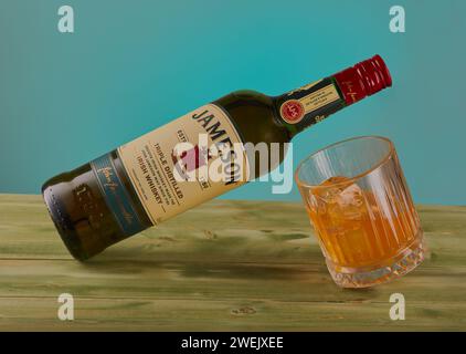 Mansfield, Nottingham, Royaume-Uni, 20 janvier 2024 : image d'un produit studio d'une bouteille et d'un verre de Jameson Whisky. Banque D'Images