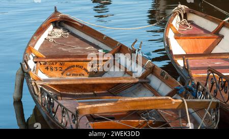 RICHMOND-UPON-THAMES, LONDRES, Royaume-Uni - 24 MAI 2010 : bateaux à rames traditionnels en bois amarrés sur la Tamise Banque D'Images