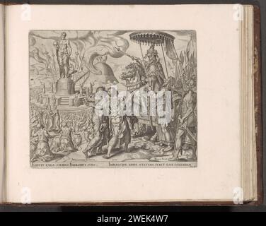 Nebukadnessar accuse Sadrach, Mesach en Abednego, 1579 imprimer deux hommes rapportent au roi Nebucadnessar que Sadrach, Mesach et Abednego ne veulent pas s'incliner devant la statue d'or que le roi avait érigée. A gauche la statue dorée et une foule qui adorent l'image. Sadrach, Mesach et Abednego restent debout. En arrière-plan un four à combustion, dans lequel tous ceux qui refusent d'adorer l'image seront jetés. Sous la performance un texte explicatif en latin. L'impression fait partie d'un album. Papier gravure de la dédicace de la statue d'or : en présence du roi Nebucadnetsar, les trompettes sont b Banque D'Images