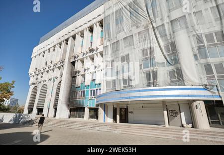 Détail d'un bâtiment brûlé et endommagé sur la place de la République. L'incendie est le résultat du soulèvement de janvier 2022, de l'émeute et des manifestations. À Almaty, Kazakhstan Banque D'Images