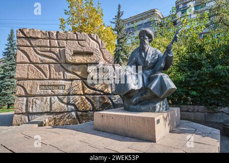 Une sculpture, statue du célèbre musicien local, poète, Zhambyl Zhabayev, avec un instrument de dombra. À Almaty, Kazakhstan. Banque D'Images